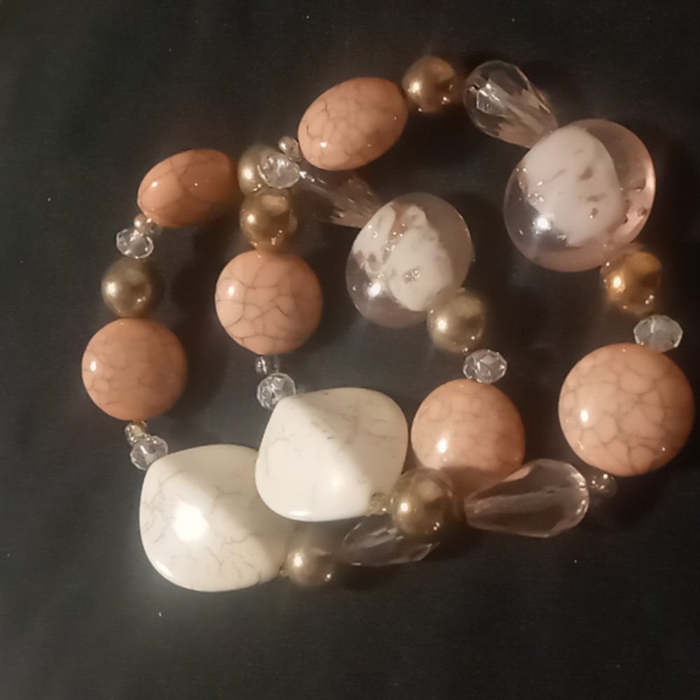 Glass and resin beaded salmon color off white & gold tone expandable bracelet